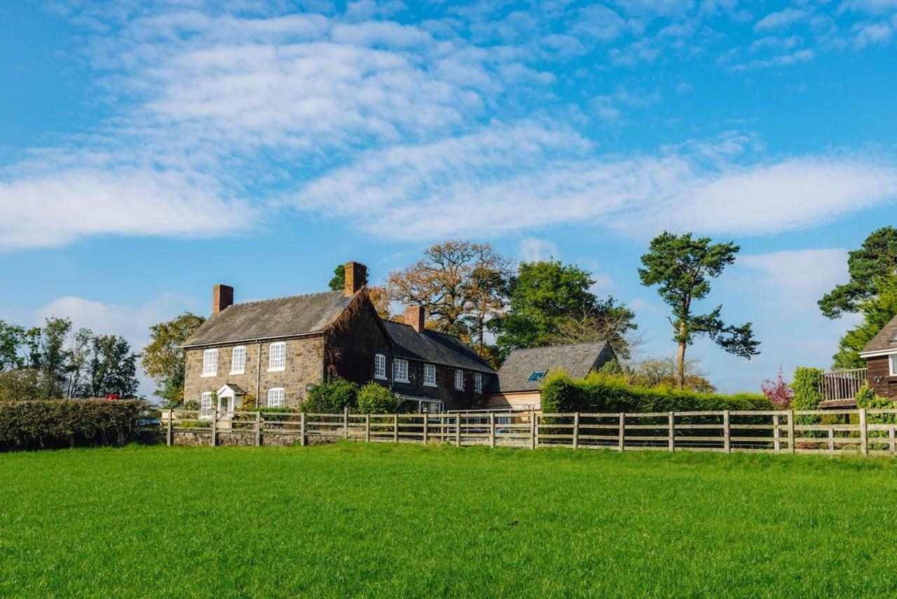 Mid-Wales Farmhouse, Swimming Pool, Tranquil Countryside Views, Sleeps 14 Meifod Exteriér fotografie