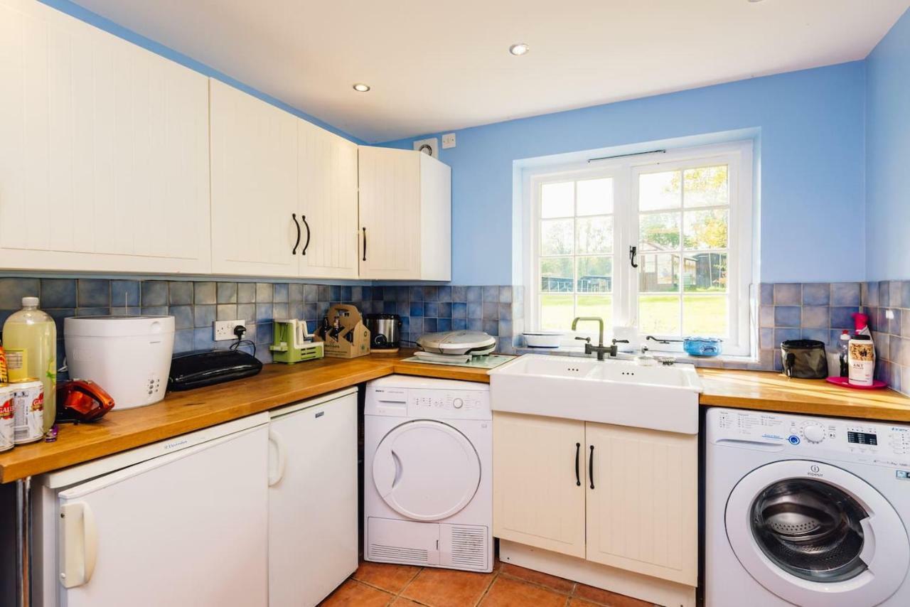 Mid-Wales Farmhouse, Swimming Pool, Tranquil Countryside Views, Sleeps 14 Meifod Exteriér fotografie