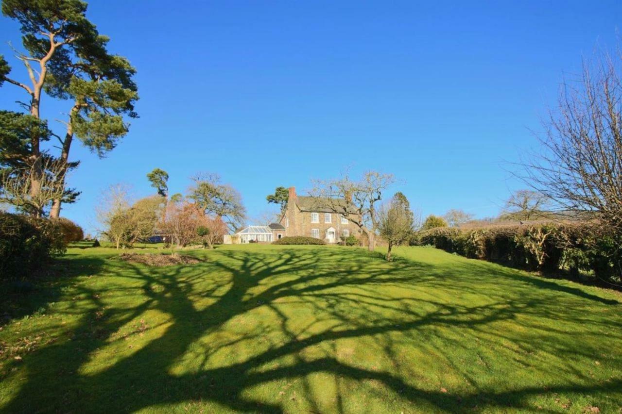 Mid-Wales Farmhouse, Swimming Pool, Tranquil Countryside Views, Sleeps 14 Meifod Exteriér fotografie