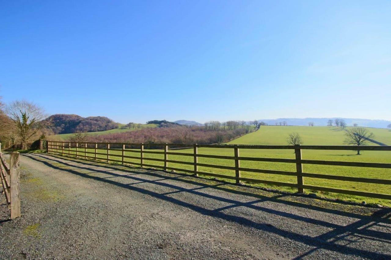 Mid-Wales Farmhouse, Swimming Pool, Tranquil Countryside Views, Sleeps 14 Meifod Exteriér fotografie